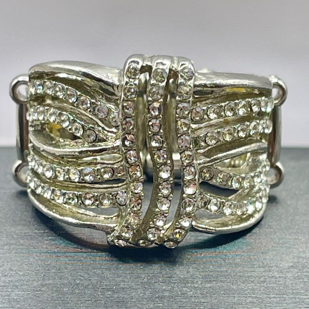 Sparkling Silver Tone Clear Crystal Bow Stretchy Ring. Size 9